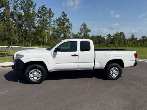 Used 2022 Toyota Tacoma SR RWD image 2