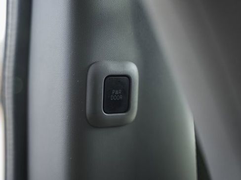 Used 2018 Toyota Sienna XLE Premium image 38