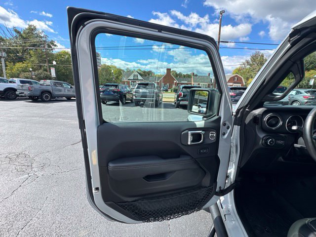 Used 2022 Jeep Wrangler Unlimited Sahara w/ Cold Weather Group AWD/4WD image 10