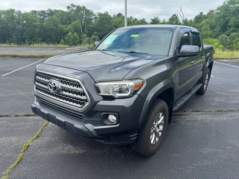 Used 2017 Toyota Tacoma SR5 w/ Tow Package AWD/4WD image 7
