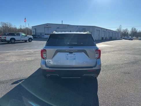 Used 2022 Ford Explorer XLT w/ Equipment Group 202A image 4