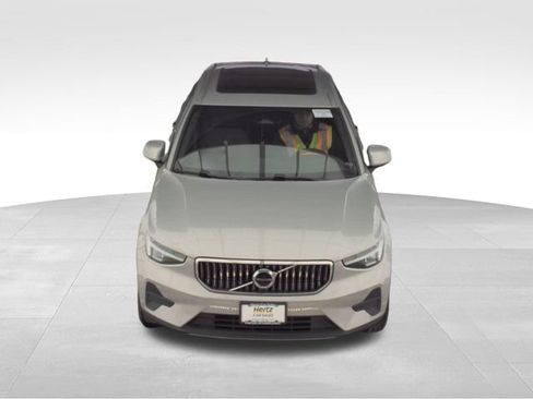Used 2024 Volvo XC40 B5 Core AWD/4WD image 3