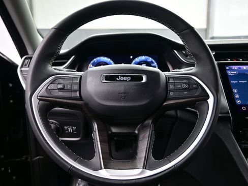 Used 2023 Jeep Grand Cherokee Limited image 23