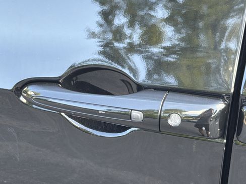 Used 2024 Chrysler Pacifica Touring-L FWD image 33