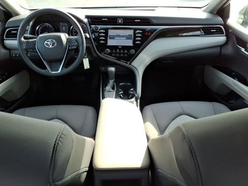 Used 2020 Toyota Camry LE image 11