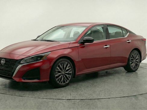 Used 2025 Nissan Altima 2.5 SV FWD image 3