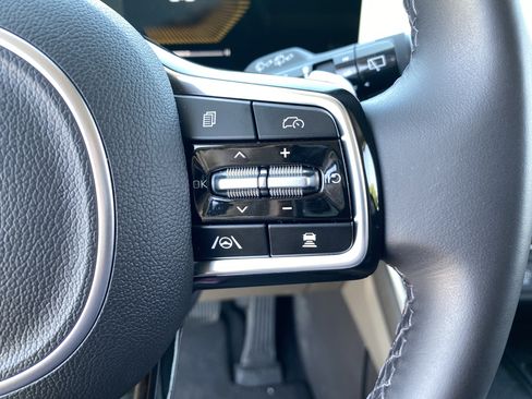 Used 2025 Kia Carnival EX FWD image 31