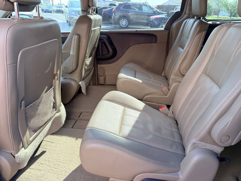 Used 2013 Chrysler Town & Country Touring-L w/ Driver Convenience Group FWD image 7