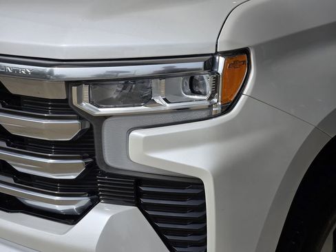 Used 2023 Chevrolet Silverado 1500 High Country w/ Technology Package AWD/4WD image 8