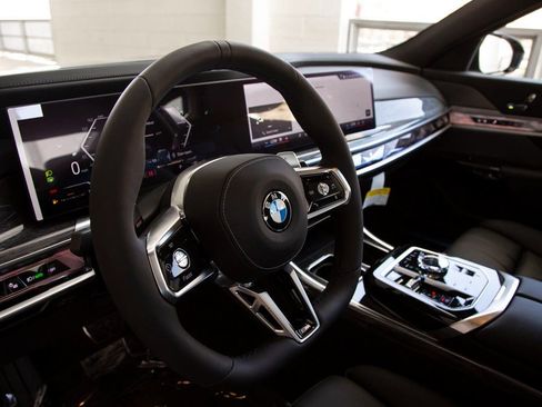 Used 2025 BMW 760i xDrive w/ Executive Package image 18