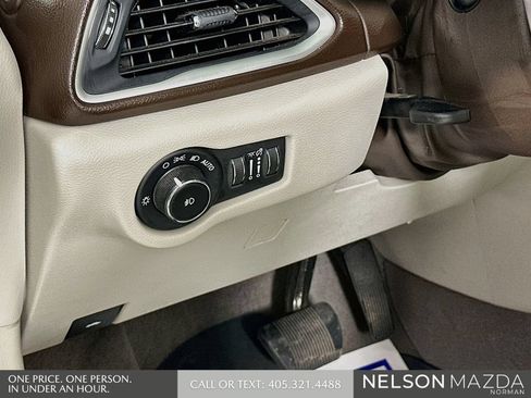 Used 2017 Chrysler Pacifica Touring-L FWD image 11
