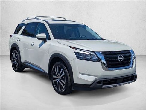 Used 2024 Nissan Pathfinder Platinum FWD image 3