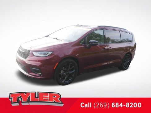 Used 2023 Chrysler Pacifica Limited w/ Uconnect Theater Family Group FWD image 3