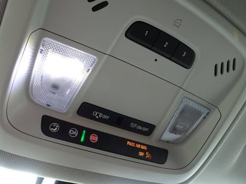 Used 2020 Chevrolet Traverse LT FWD image 27