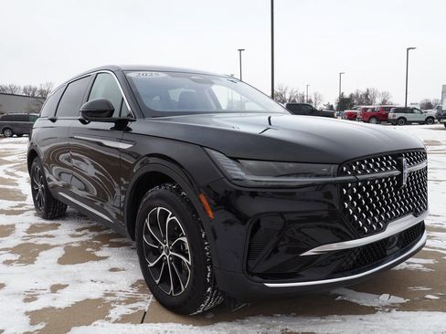 Used 2025 Lincoln Nautilus Premier image 3