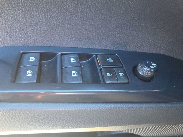 Used 2018 Toyota Camry SE FWD image 19