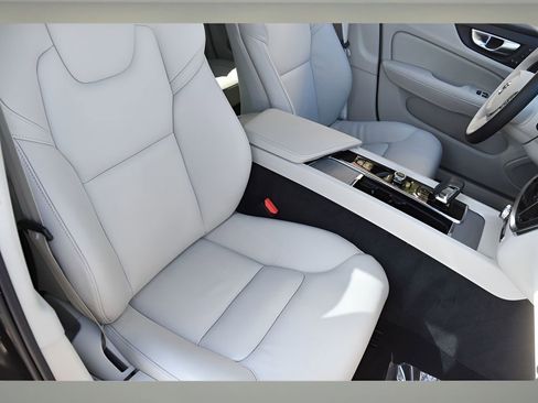 Used 2025 Volvo S60 B5 Plus image 28