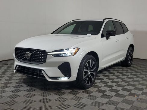 Used 2023 Volvo XC60 B5 Plus w/ Climate Package FWD image 4