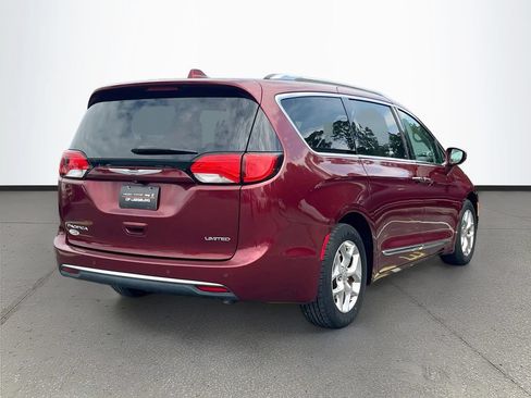 Used 2017 Chrysler Pacifica Limited FWD image 7