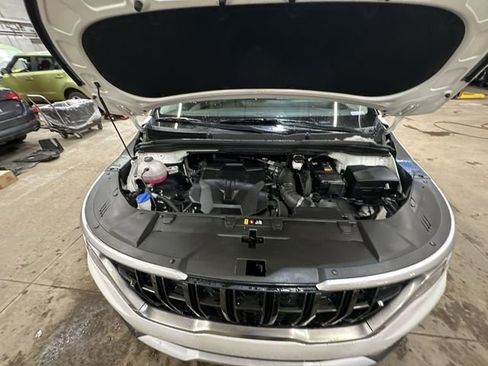 Certified 2024 Kia Carnival LX image 19