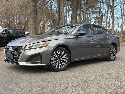 Used 2024 Nissan Altima 2.5 SV image 1