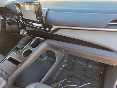 Used 2024 Toyota Sienna XLE image 21