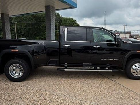 New 2026 GMC Sierra 3500 SLT w/ SLT Convenience Package AWD/4WD image 2