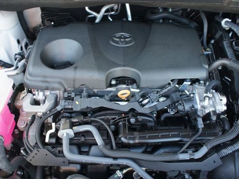 Used 2025 Toyota Sienna LE image 28