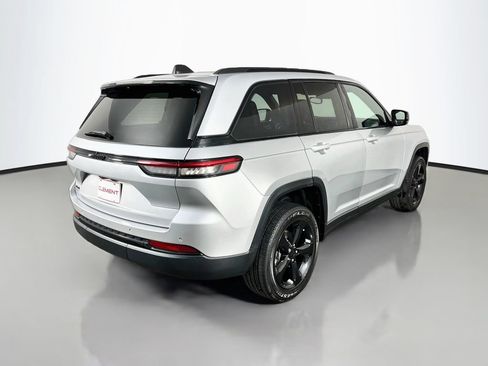 Used 2022 Jeep Grand Cherokee Altitude AWD/4WD image 7