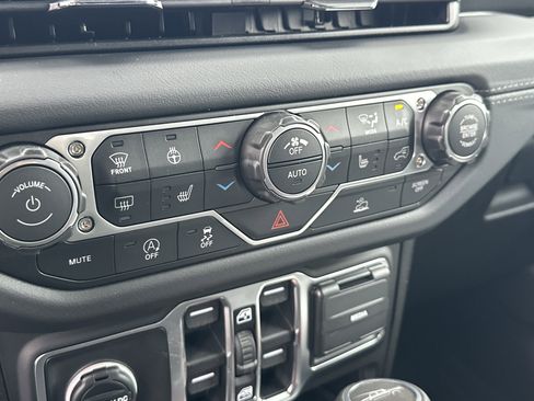 New 2026 Jeep Gladiator Sahara image 8