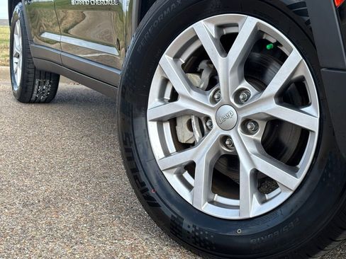 Used 2023 Jeep Grand Cherokee Limited w/ Luxury Tech Group II image 2