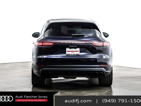 Used 2022 Porsche Cayenne Platinum Edition image 4