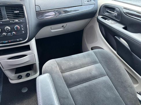 Used 2019 Dodge Grand Caravan SE FWD image 16