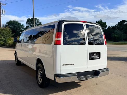 Used 2017 Chevrolet Express 3500 LT w/ LT Preferred Equipment Group RWD image 3