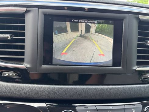 Used 2020 Chrysler Pacifica Touring-L FWD image 17