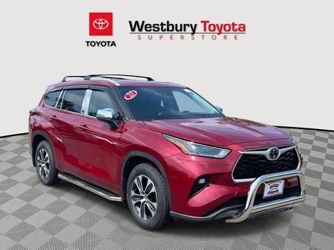 Used 2023 Toyota Highlander XLE AWD/4WD image 1