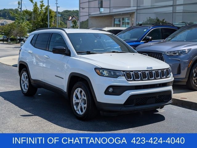 Used 2024 Jeep Compass Latitude AWD/4WD image 9
