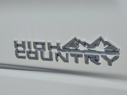 Used 2022 Chevrolet Silverado 1500 High Country w/ Technology Package AWD/4WD image 9