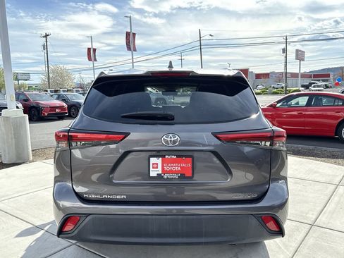 Used 2021 Toyota Highlander XLE image 4