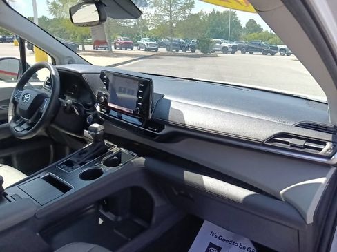 Used 2024 Toyota Sienna Limited FWD image 41
