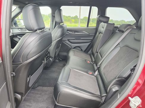 Used 2024 Jeep Grand Cherokee Altitude image 14