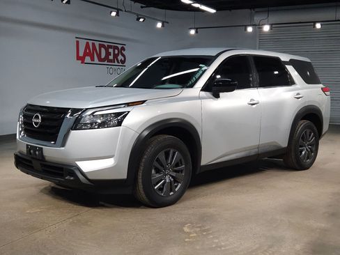 Used 2023 Nissan Pathfinder S FWD image 3