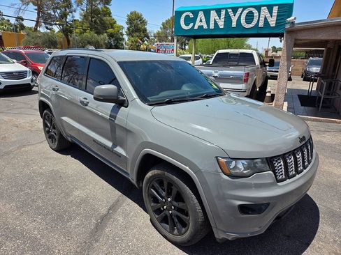 Used 2020 Jeep Grand Cherokee Altitude RWD image 2