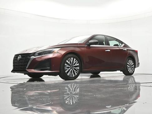 Certified 2024 Nissan Altima 2.5 SV FWD image 35