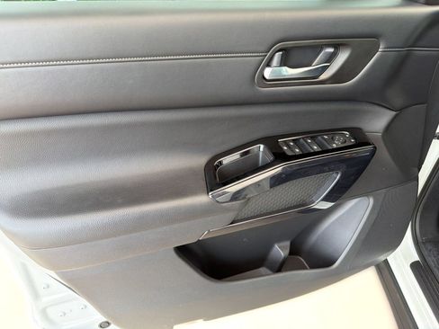 Used 2022 Nissan Pathfinder SV FWD image 13