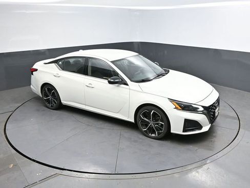 Used 2025 Nissan Altima 2.5 SR image 39