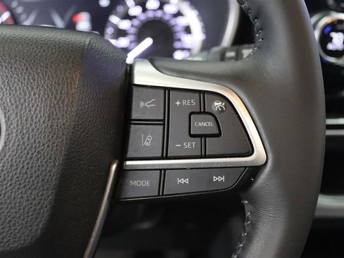 Used 2023 Toyota Highlander XLE image 33