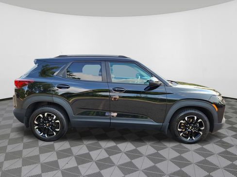 Used 2021 Chevrolet TrailBlazer LT w/ LPO, Blackout Package FWD image 6