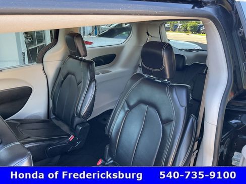 Used 2024 Chrysler Pacifica Touring-L FWD image 29