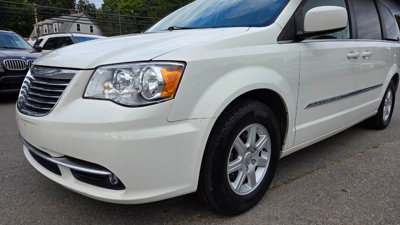 Used 2011 Chrysler Town & Country Touring FWD image 6